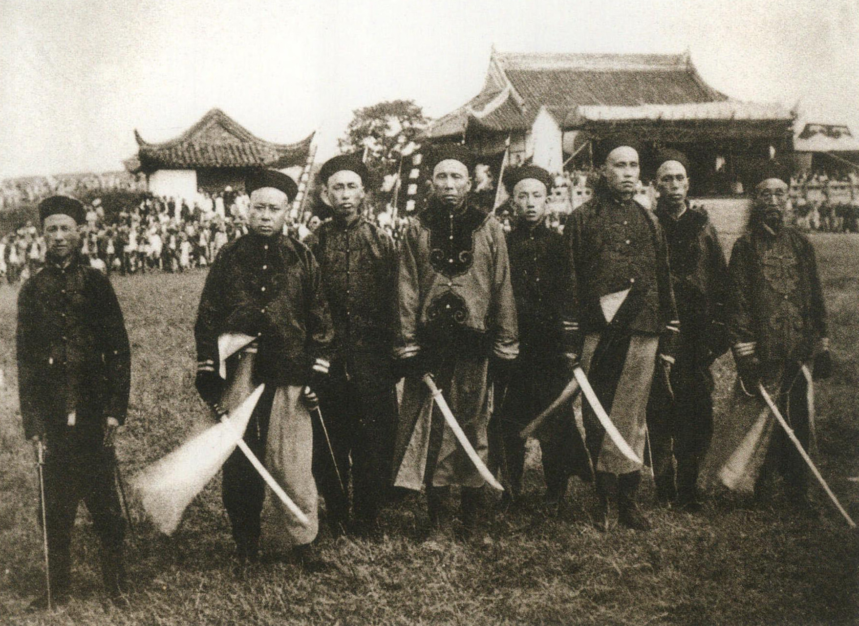 1895年，署两江总督张之洞编练自强军，是两江编练新军之始。后编成陆军第9镇及暂编陆军第23协。图为由江苏抚标改编后的续备亲兵中营长官合影